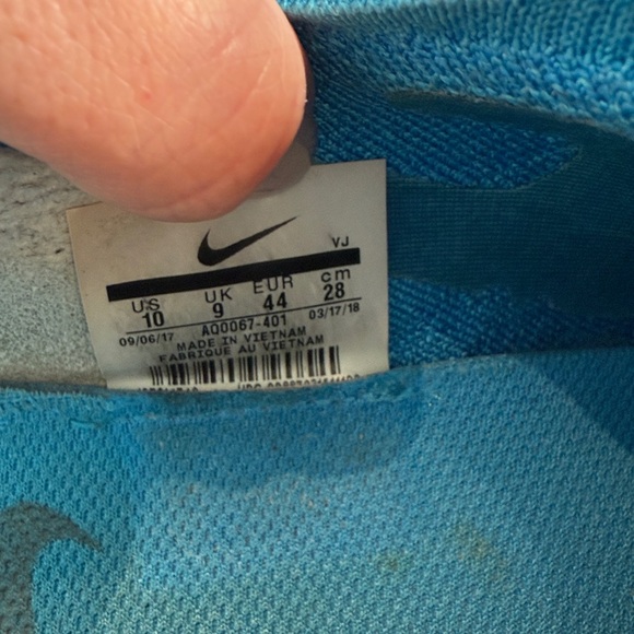 Nike Men’s 10 Epic React Flyknit
Colorway: Blue Glow/White-Photo Blue-Volt Glow - Picture 7 of 11